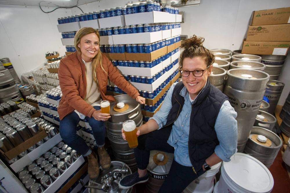 MIKE DEAL / WINNIPEG FREE PRESS FILES
Good Neighbour Brewing Co., established by co-owners Amber Sarraillon (left) and Morgan Wielgosz in 2021, received the Rising Star Award from the Winnipeg Chamber of Commerce.