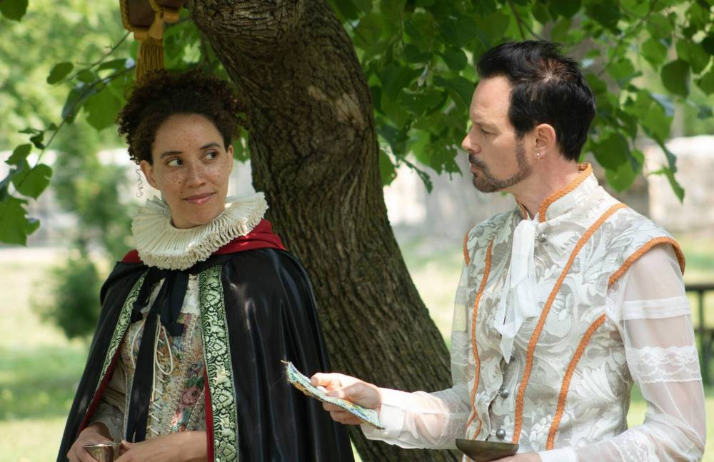 

<p></noscript> Mike Theissen/Prensa libre de Winnipeg </ p> </p>
<p>  Jessica B. Hale (izquierda) y Eric Blais protagonizan The Dark Lady, un espectáculo que Hale escribe sobre Emilia Bassano, la autora que se cree que es la «Dama Oscura» sobre la que Shakespeare escribió en los sonetos.  </p>
<p>«/><figcaption class=