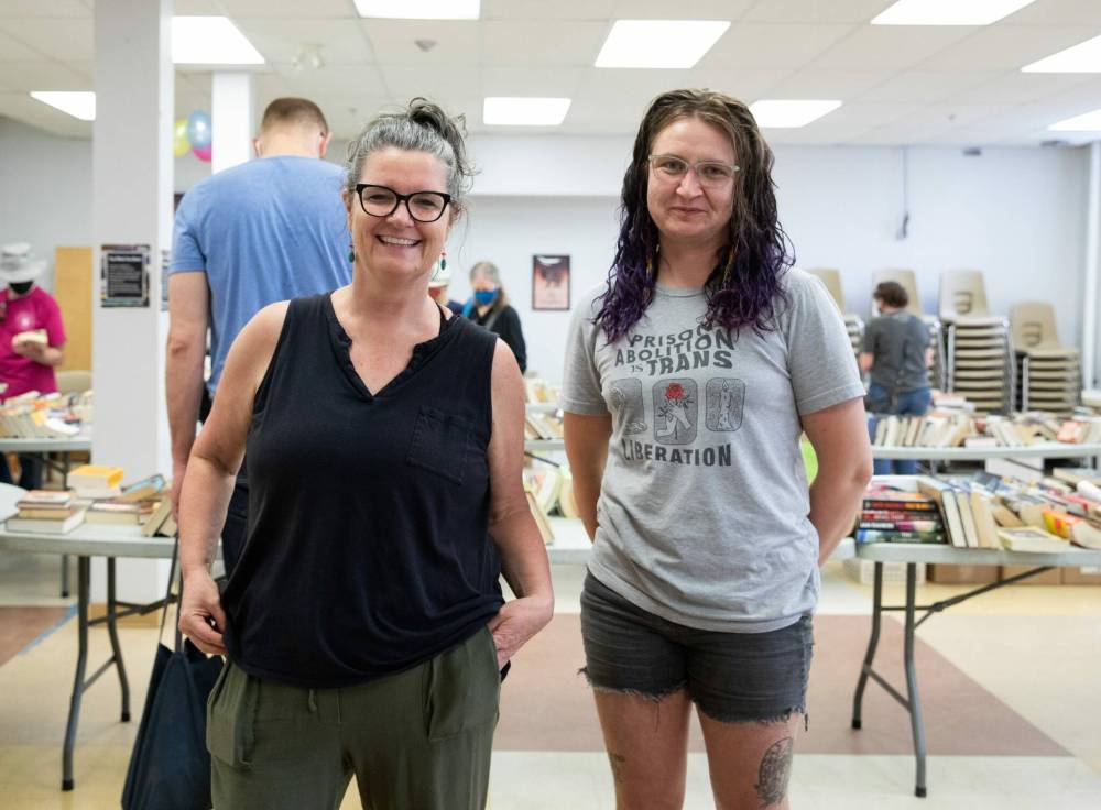 JESSICA LEE / WINNIPEG FREE PRESS
Kirsten Wurmann from the Prison Libraries Committee (left) and Rowan Moyes from Bar None.
