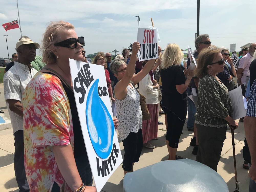 CAROL SANDERS / WINNIPEG FREE PRESS
More than 100 people gathered in front of the RM of Springfield municipal building, calling for elected officials to put the Sio Silica project “on ice” until its environmental impacts are further studied and understood.