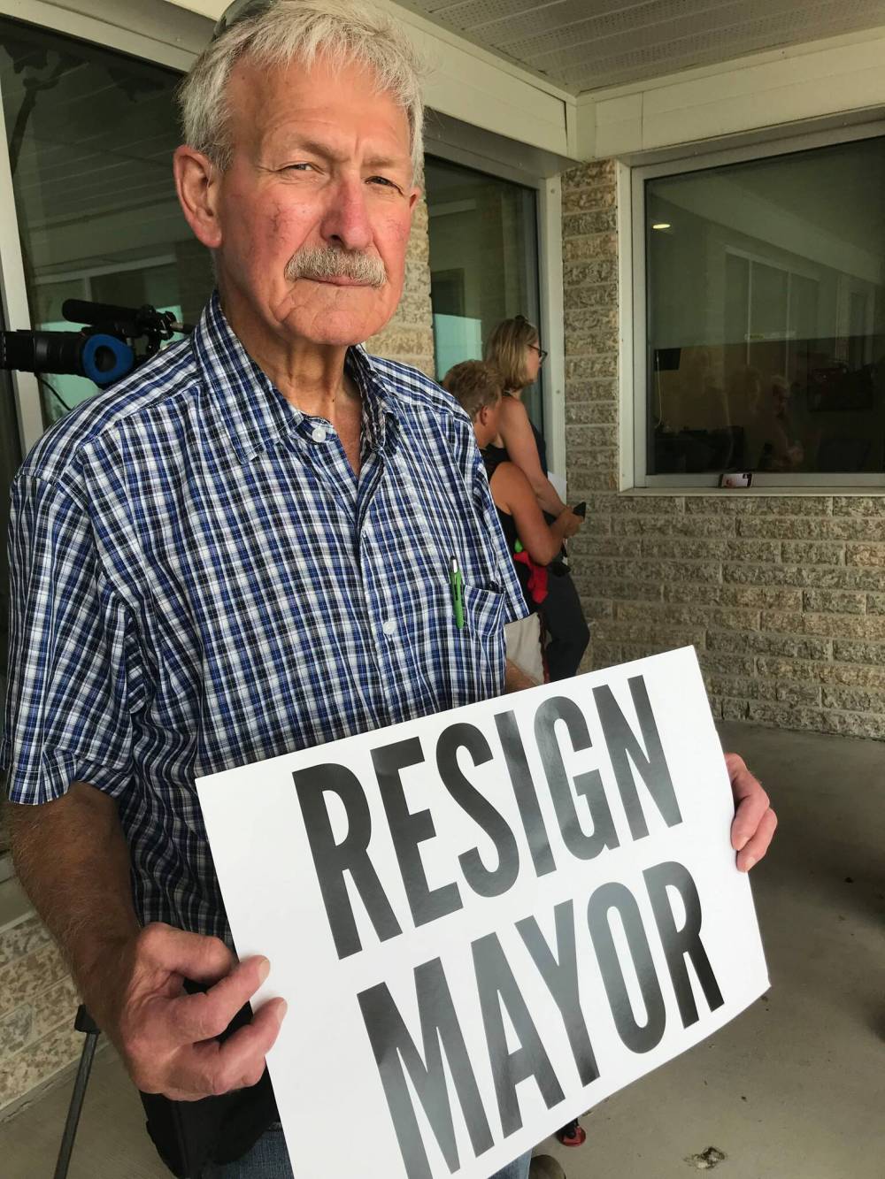 CAROL SANDERS / WINNIPEG FREE PRESS
“This is not democratic, what has happened,” said Springfield grain farmer Richard Kuffner, who was holding a sign that said “Resign mayor.”
