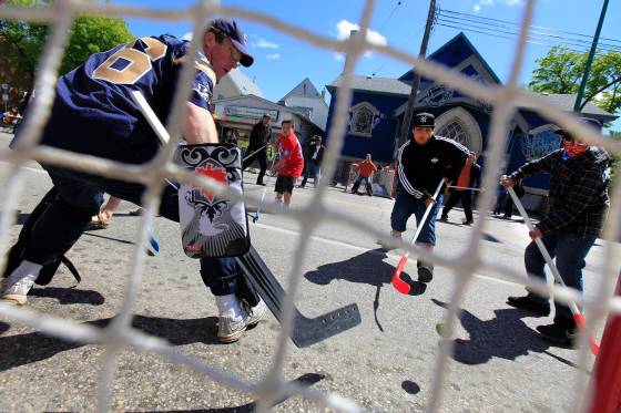 The Ellice Street Festival offers something for all ages, from games to great music to cartoon portraits. (John Woods / Winnipeg Free Press files)