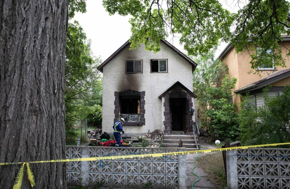 JESSICA LEE / WINNIPEG FREE PRESS
Winnipeg Fire Paramedic Service crews were called to a fire in the two-storey house at 686 Furby St. Saturday morning. One of the three people found inside has died.