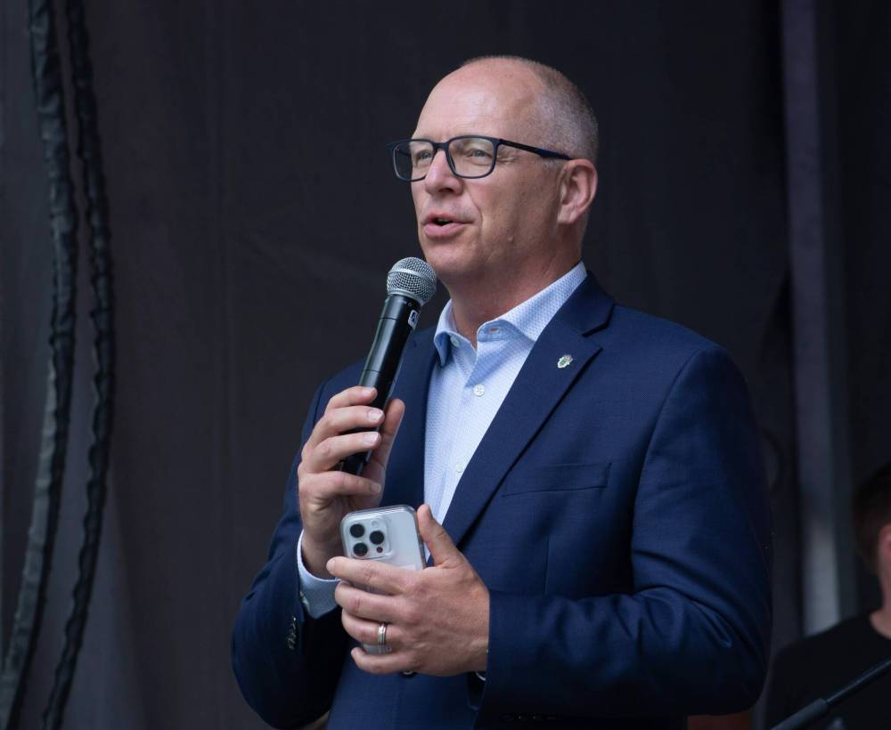 Mike Thiessen / Winnipeg Free Press Files
Mayor Scott Gillingham promised during his election campaign last year to hire peace officers to patrol buses and bus stops.