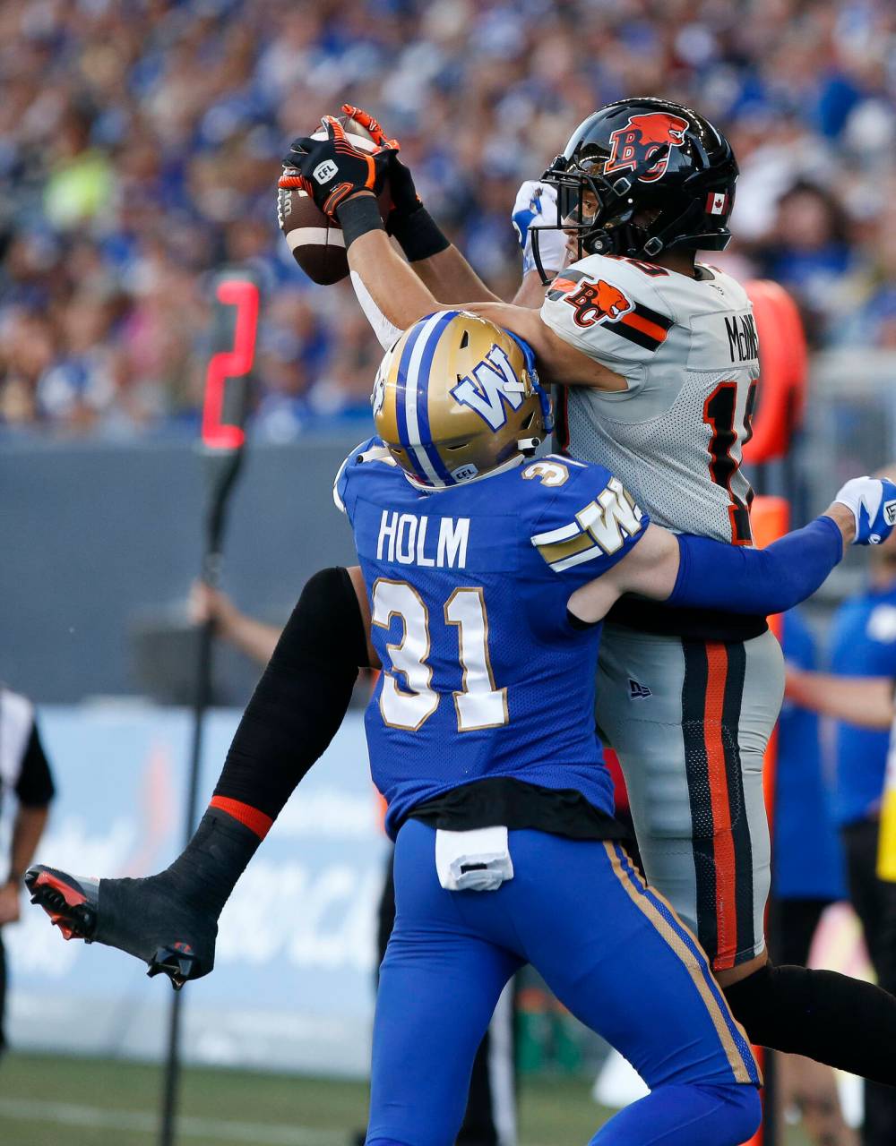 John Woods / THE CANADIAN PRESS
Evan Holm (left) of the Bombers can’t stop B.C. Lions’ Justin McInnis.