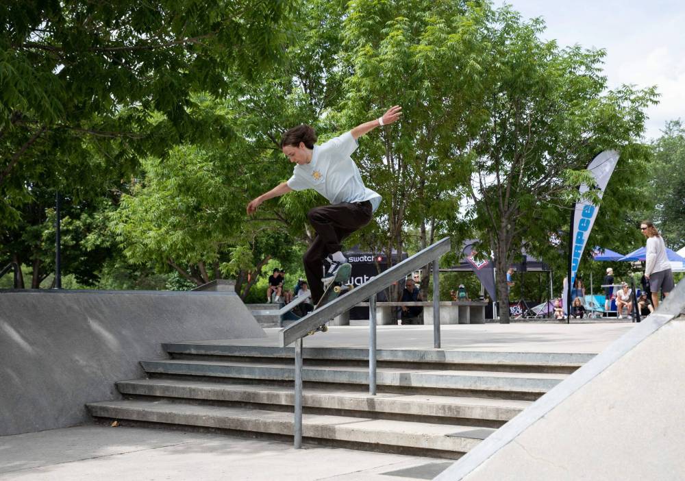 JESSICA LEE / WINNIPEG FREE PRESS
Malcolm Moffat of Winnipeg manoeuvres along a rail at The Forks Saturday during the Slurpee Canada Skateboard Open Tour. Winnipeg is the second of six stops on the tour, which began earlier this month in Vancouver.