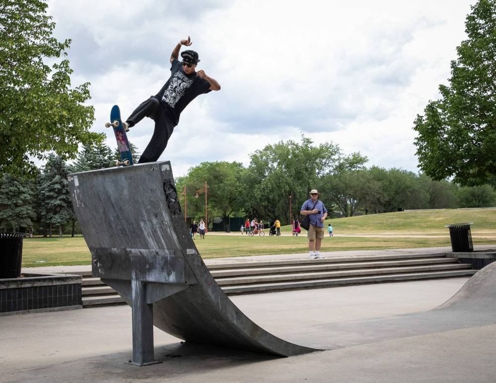 JESSICA LEE / WINNIPEG FREE PRESS
Brendon Sanderson of Winnipeg easily handles a half pipe during the Canada-wide skateboard competition.