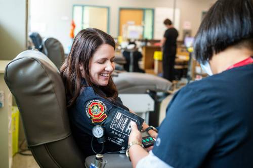 MIKAELA MACKENZIE / WINNIPEG FREE PRESS
                                Lanie Drysdale takes Erin Madden&rsquo;s blood as part of the Sirens for Life campaign on Tuesday.