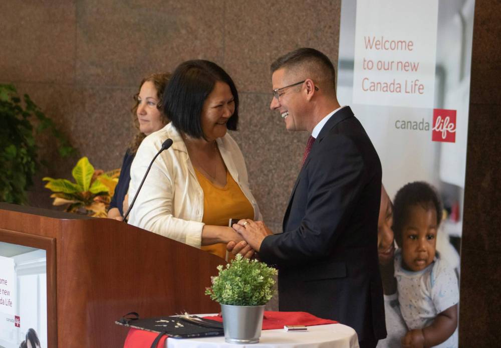 Mike Thiessen / Winnipeg Free Press
                                Grand Chief Cathy Merrick of the Assembly of Manitoba Chiefs (left) greets Brian Bowman of Canada Life, which is sponsoring a new mentorship program at RRC Polytech.