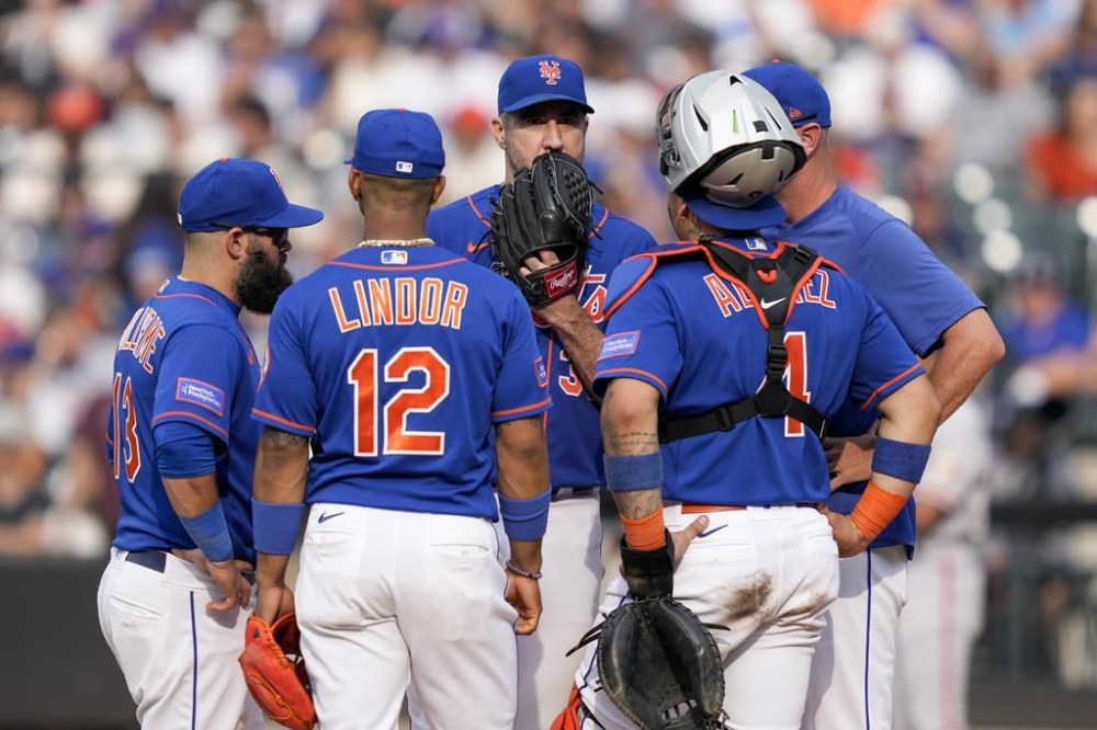 New York Mets starting pitcher Justin Verlander, center, meets on the mound with his teammates in the seventh inning of a baseball game against the San Francisco Giants, Saturday, July 1, 2023, in New York. (AP Photo/John Minchillo)