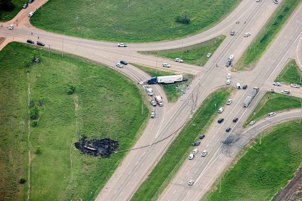 An aerial view of the crash site. In this view, the top-left corner shows Highway 5 heading south. (Mikaela MacKenzie / Winnipeg Free Press)