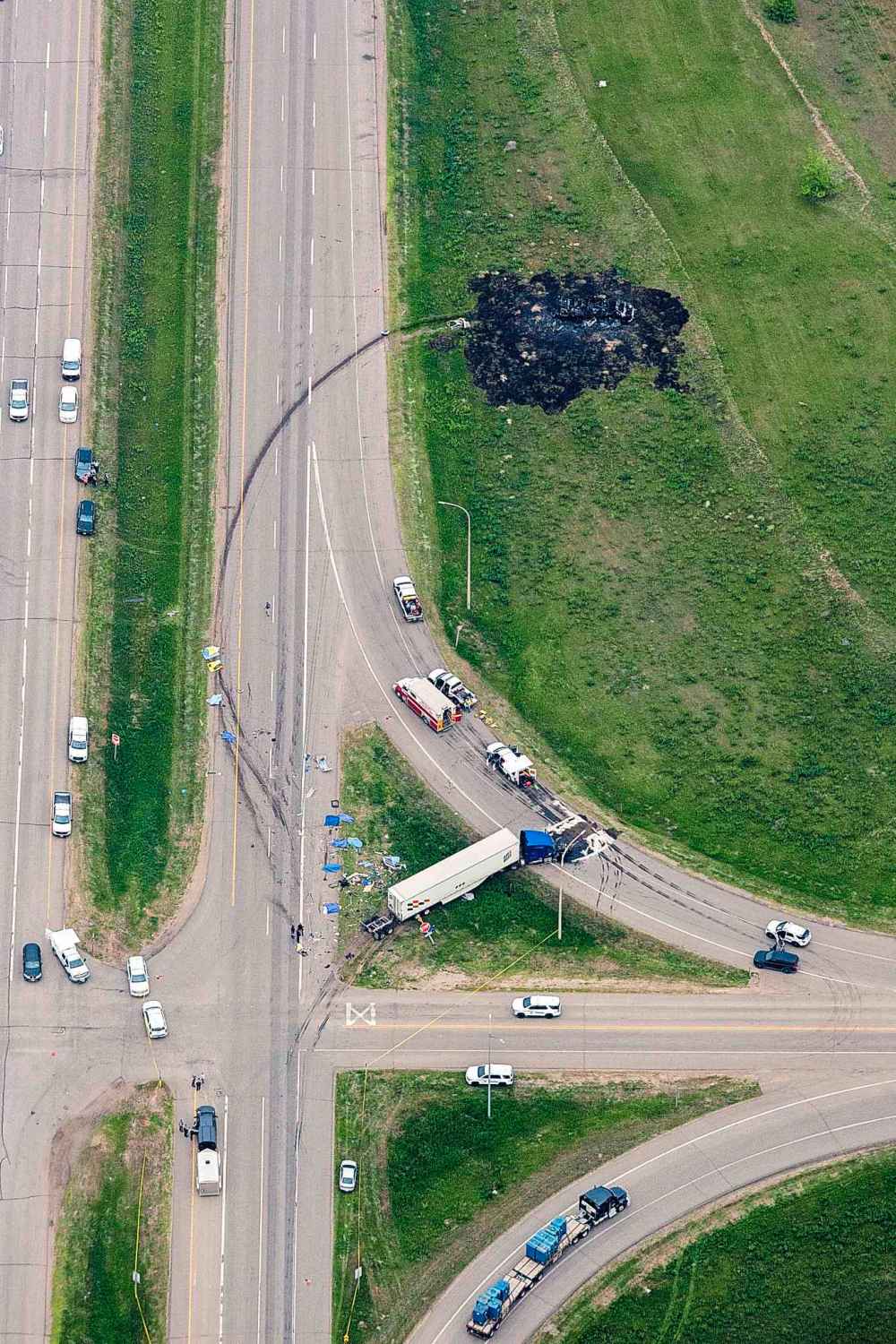 An aerial view of the crash site shows the eastbound lanes of the Trans-Canada. (Mikaela MacKenzie / Winnipeg Free Press)