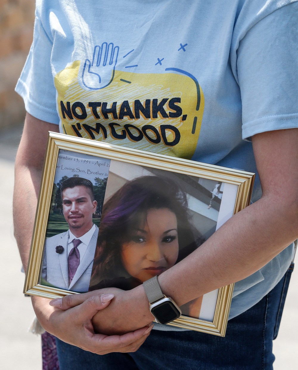 JOHN WOODS / WINNIPEG FREE PRESS
Nicole Labossiere holds a photo of her brother, Harlan Fourre, and mother, Miranda Paupaneks.