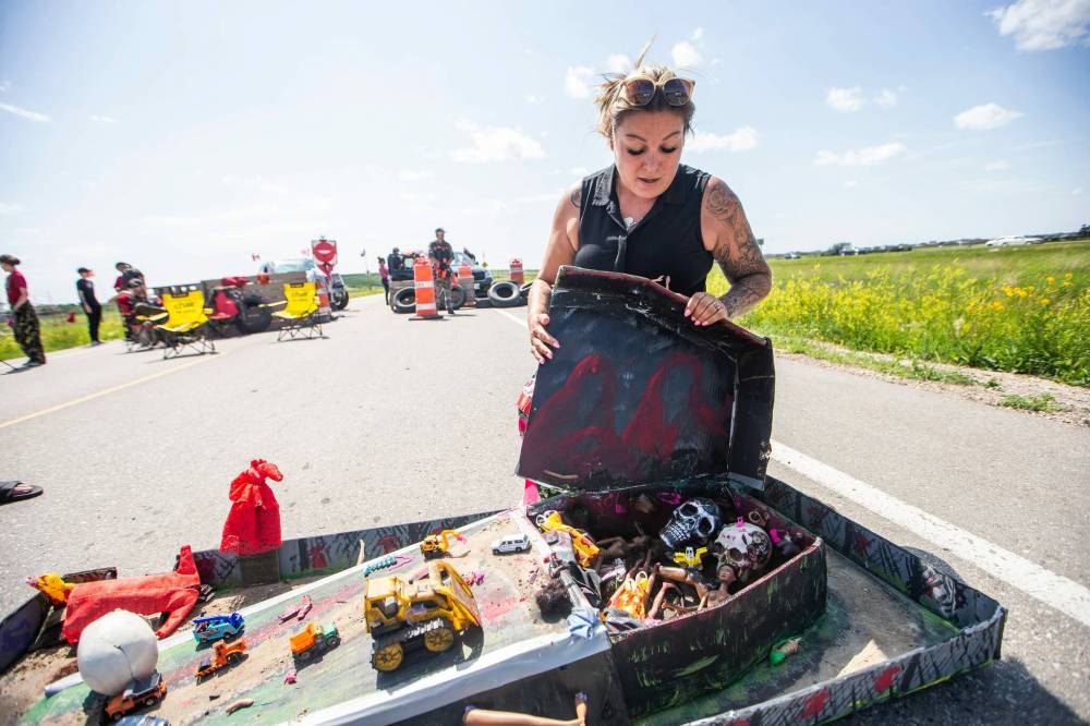 MIKAELA MACKENZIE / WINNIPEG FREE PRESS
Melissa Robinson shows a model of the landfill, filled with bodies and body parts, at the blockade/camp after the province announced that they will not be funding a landfill search for the murdered women.