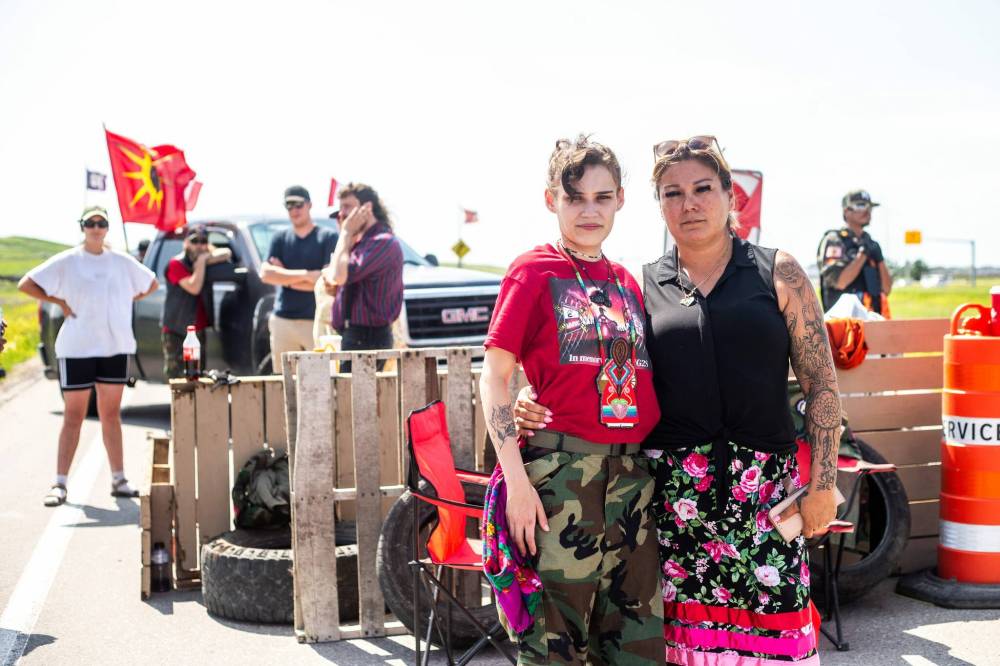 MIKAELA MACKENZIE / WINNIPEG FREE PRESS
Cambria Harris (left) and Melissa Robinson at the blockade/camp outside the Brady Landfill after the province announced that they will not be funding a landfill search for the murdered women.