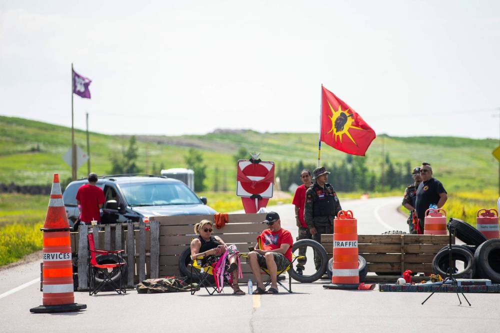 MIKAELA MACKENZIE / WINNIPEG FREE PRESS
Some of Harris’s family members (Melissa and George Robinson pictured) joined a blockade of the Brady Road site Thursday in protest of the province’s decision.
