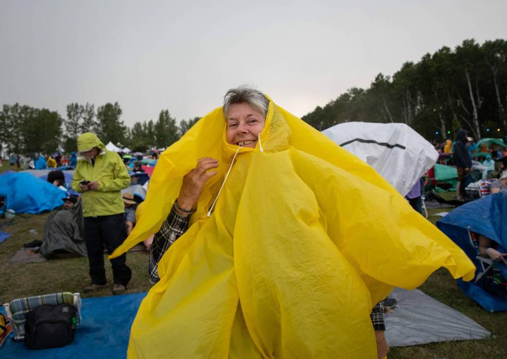 JESSICA LEE / WINNIPEG FREE PRESS
Donna Conroy puts on some rain gear Thursday.