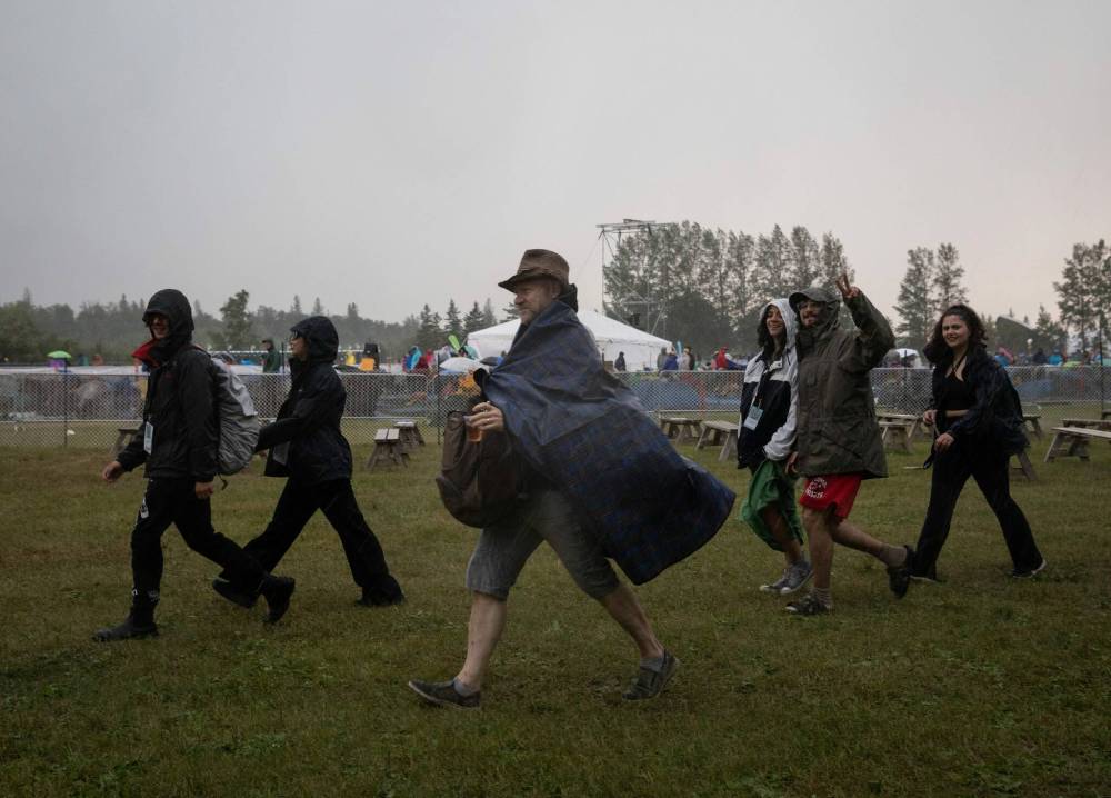 JESSICA LEE / WINNIPEG FREE PRESS
Festival attendees escape the rain at the festival Thursday.