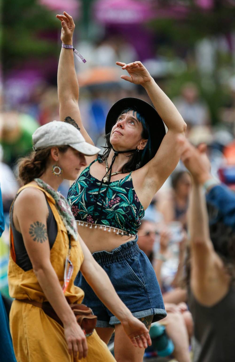 JOHN WOODS / WINNIPEG FREE PRESS
Samantha Halas, right, and her friend Emily McDougall dance as Finjan performs Sunday.