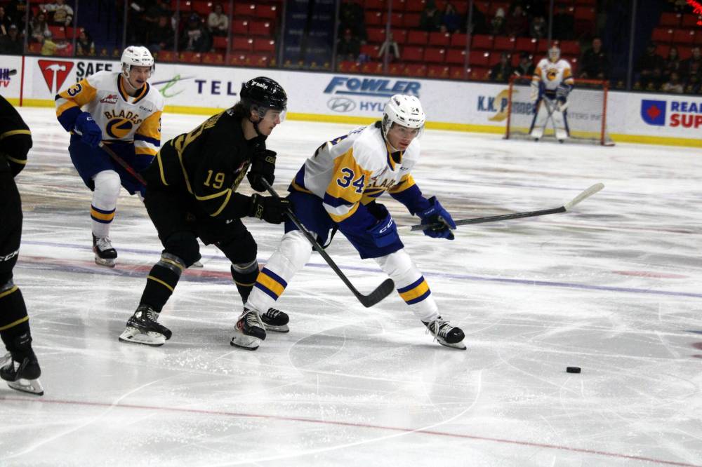 

<p></noscript>Lucas Bungary / The Brandon Sun</p>
<p>Jake Chiasson z Brandon Wheat Kings vyvíja v sobotu večer tlak na Connora Rowletta zo Saskatoon Blades na Westoba Place.</p>
<p>„/><figcaption class=