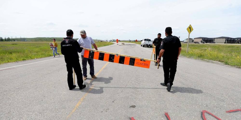 RUTH BONNEVILLE / WINNIPEG FREE PRESS
The landfill and 4R depot were open Tuesday, despite the blockade. Garbage trucks and other vehicles used a temporary detour.