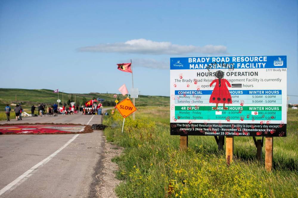 MIKAELA MACKENZIE / WINNIPEG FREE PRESS
Activists blockade Brady Road on Monday.