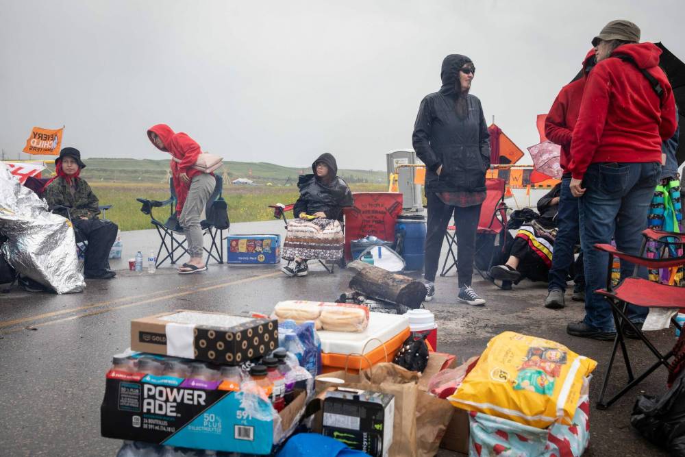 JESSICA LEE / WINNIPEG FREE PRESS
By the late afternoon, the campfire circle had doubled in size. Donations of coffee, snacks and firewood were periodically dropped off by supporters.
