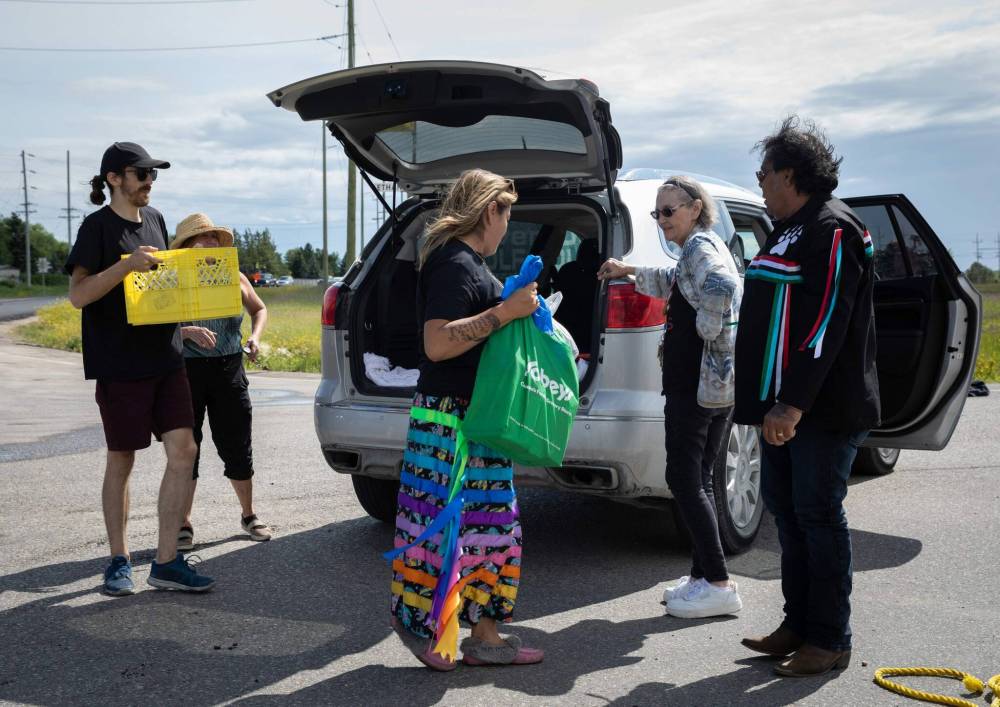 JESSICA LEE / WINNIPEG FREE PRESS
Community members and the public drop off supplies for the Brady Landfill protesters Saturday afternoon.