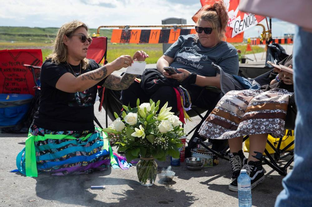 JESSICA LEE / WINNIPEG FREE PRESS
Melissa Robinson reads the card that came with flowers delivered by courier that arrived for Cambria Harris at the Brady Landfill Saturday afternoon.
