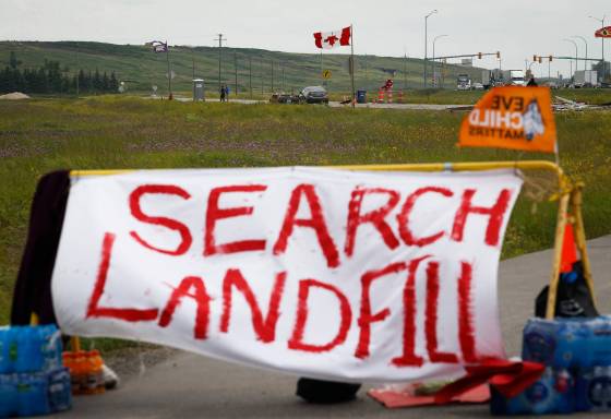 People still block a road to the city's Brady Road landfill despite a court injunction to vacate the area Sunday. (John Woods / Winnipeg Free Press files)