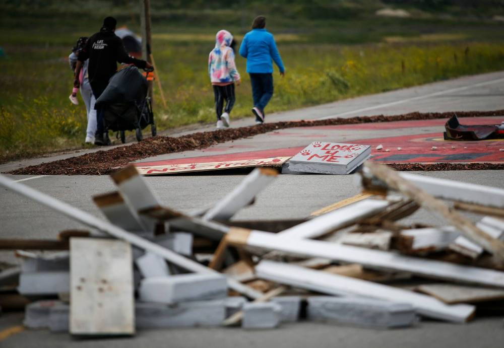 JOHN WOODS / WINNIPEG FREE PRESS
People head to a camp as the road to the Brady Road landfill continues to be blocked.