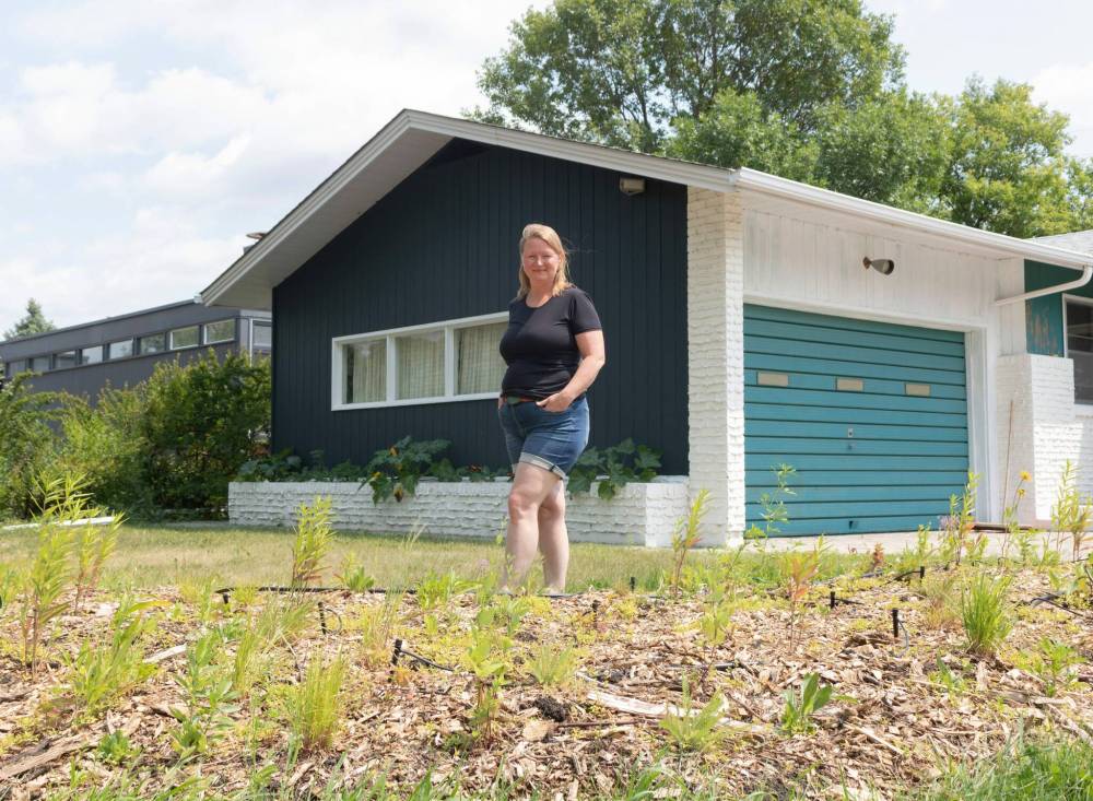Mike Thiessen / Winnipeg Free Press
Students at H.C. Avery school in Garden City planted a garden of tall prairie grasses in Erna Andersen’s front yard.