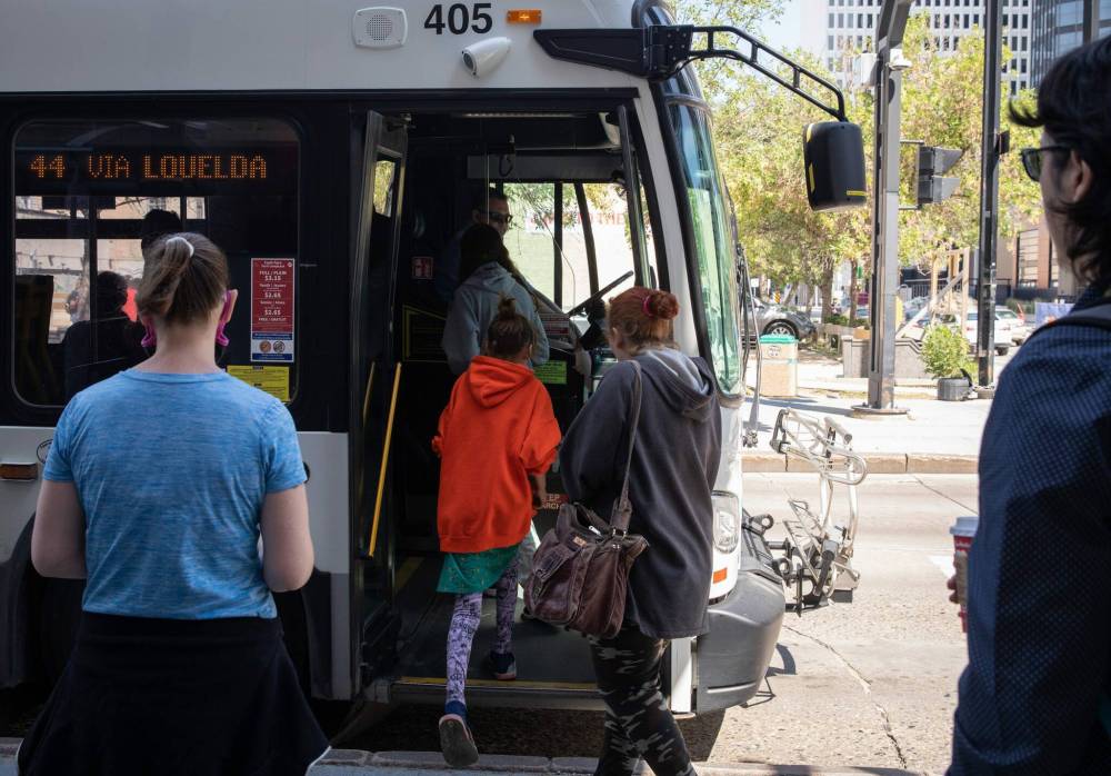 JESSICA LEE / WINNIPEG FREE PRESS
Winnipeg Transit safety issues need to be addressed.
JESSICA LEE / WINNIPEG FREE PRESS Commuters are photographed July 8, 2023 at Graham and Fort St. Reporter: Tyler Searle