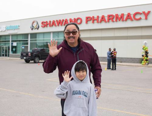 MIKE THIESSEN / WINNIPEG FREE PRESS
                                Black River First Nation Chief Sheldon Kent with his grandson at the grand opening of Shawano Pharmacy&rsquo;s new location on McPhillips Street.