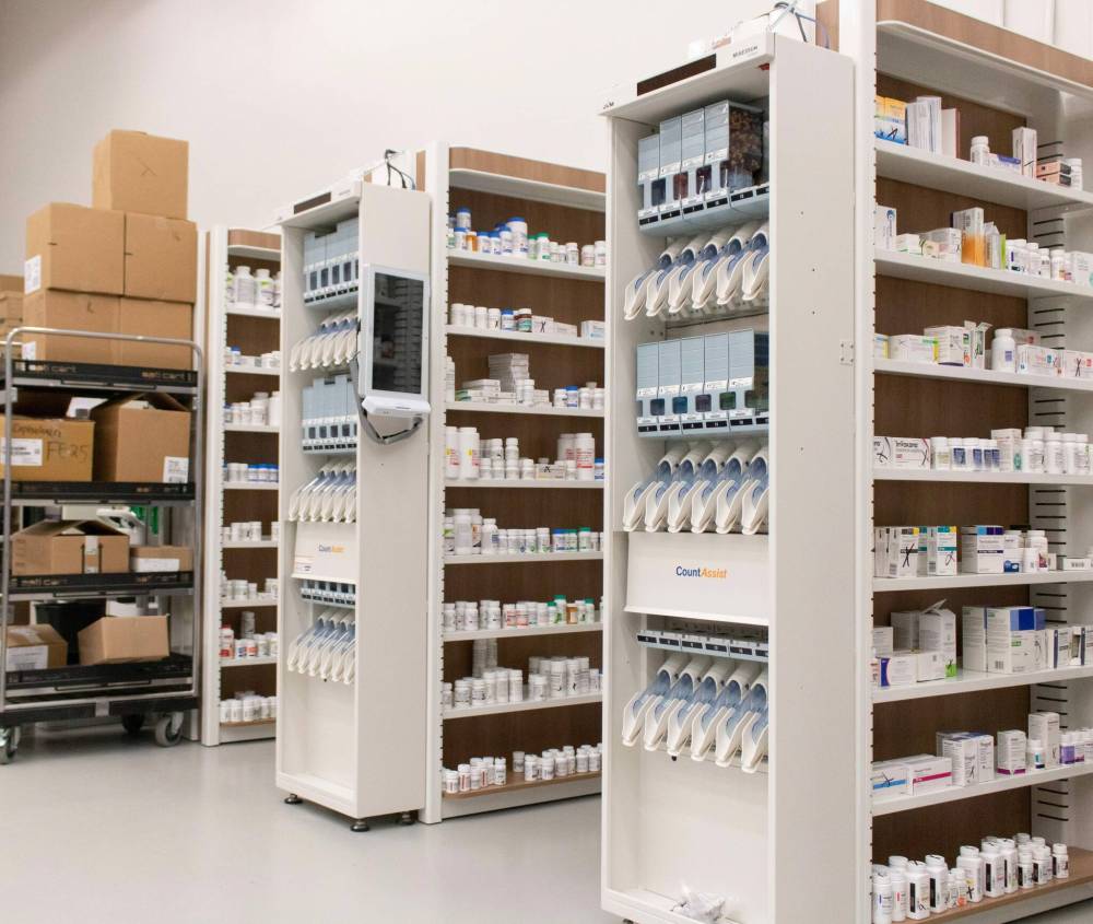 MIKE THIESSEN / WINNIPEG FREE PRESS
                                The automated medication counter and dispenser at the new Shawano Pharmacy location on McPhillips Street.