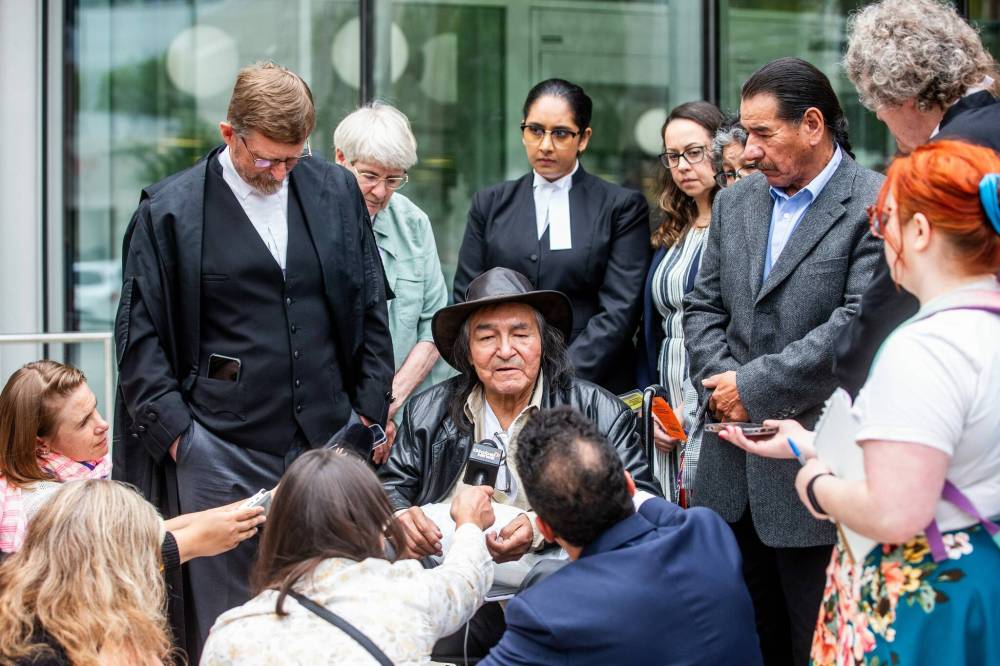 MIKAELA MACKENZIE / WINNIPEG FREE PRESS
Allan Woodhouse speaks with the media outside of the Law Courts after being declared innocent on Tuesday.