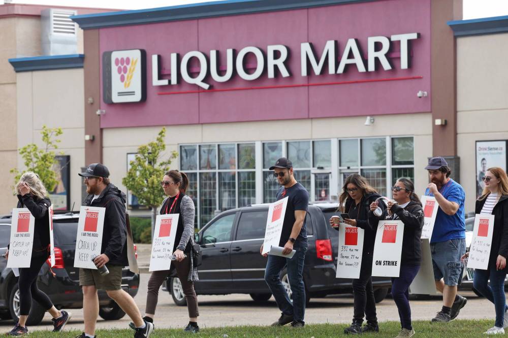 Unionized Manitoba Liquor Mart employees picket outside the south end Liquor Mart in Brandon on Wednesday during a one-day province-wide strike by employees. (Tim Smith / The Brandon Sun)