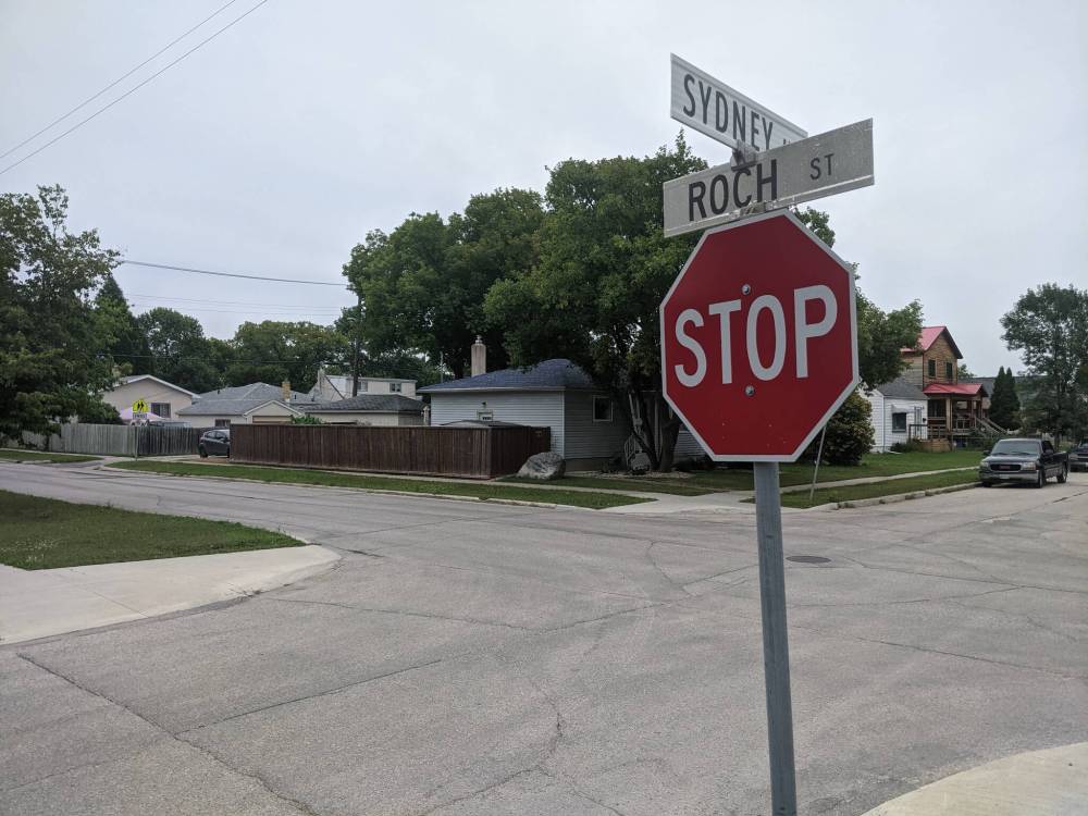 CHRIS KITCHING / WINNIPEG FREE PRESS
Police said officers responded to reports of youths armed with machetes and bear spray
Roch Street and Sydney Avenue at about 9:30 p.m.
