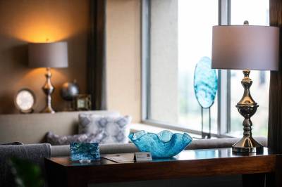 MIKAELA MACKENZIE / WINNIPEG FREE PRESS
                                 Wendy Seversen’s glass sculptures can be seen in the Fairmont’s 19th-floor Gold Lounge.