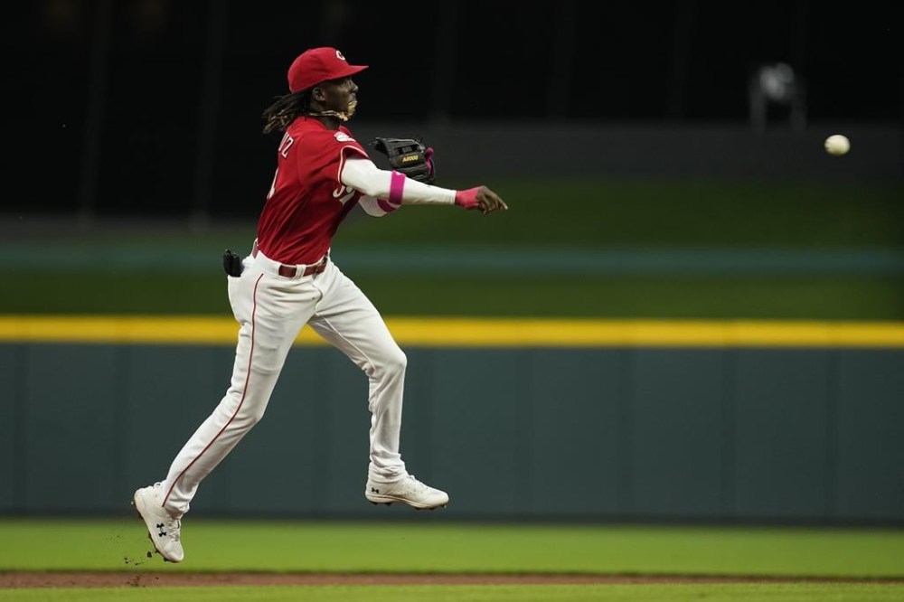 Cincinnati Reds' Elly De La Cruz throws out Milwaukee Brewers' Joey Wiemer during the third inning of a baseball game, Saturday, July 15, 2023, in Cincinnati. (AP Photo/Darron Cummings)