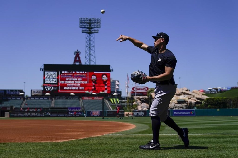 New York Yankees' Aaron Judge throws before a baseball game against the Los Angeles Angels in Anaheim, Calif., Wednesday, July 19, 2023. (AP Photo/Ashley Landis)