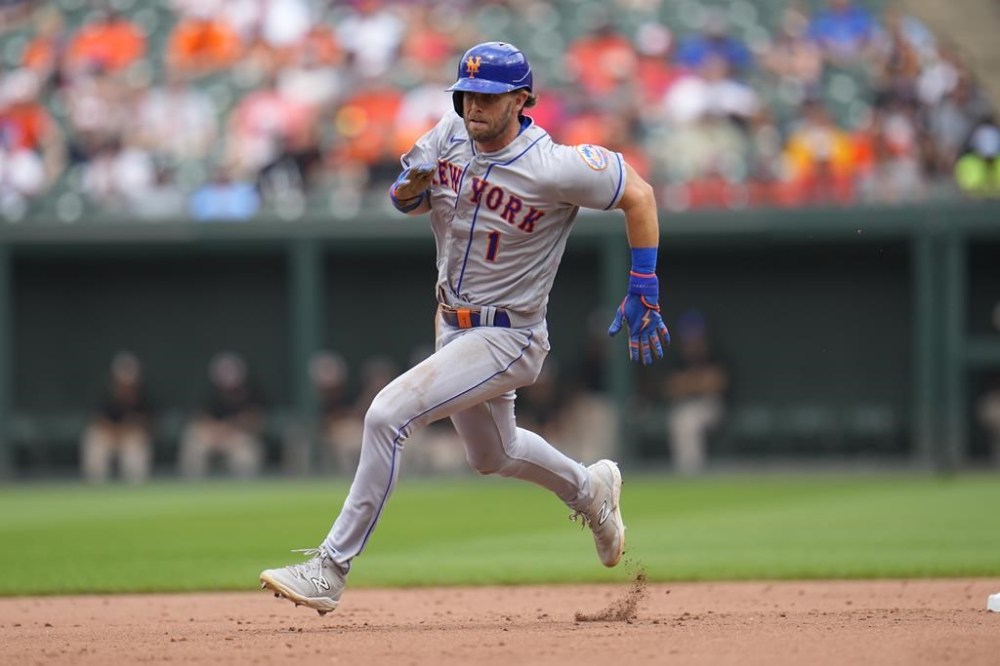New York Mets' Jeff McNeil runs from first base to third on a single by Francisco Lindor during the fifth inning of a baseball game against the Baltimore Orioles, Sunday, Aug. 6, 2023, in Baltimore. (AP Photo/Julio Cortez)