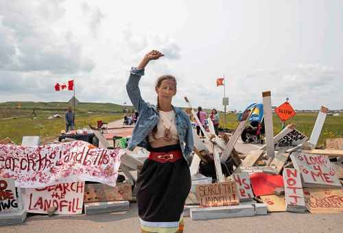 JESSICA LEE / WINNIPEG FREE PRESS

Diane Bousquet at a blockade at the Brady Landfill in Winnipeg on Thursday.