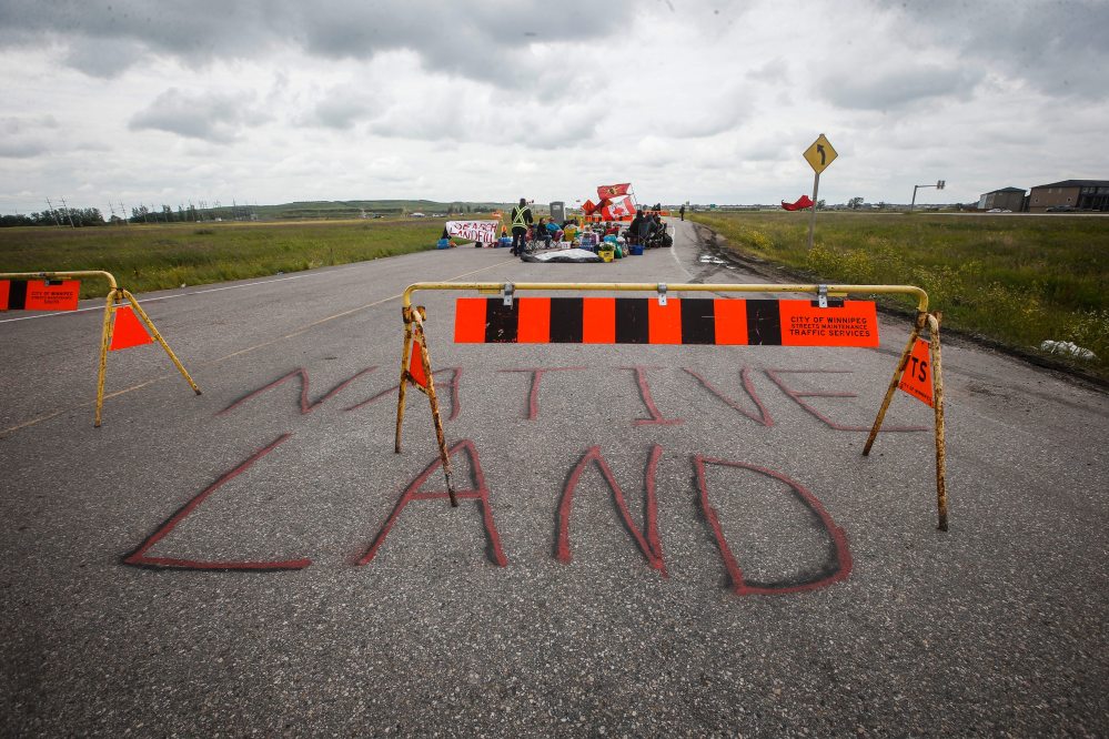 JOHN WOODS / WINNIPEG FREE PRESS FILES
People still block a road to the city's Brady Road landfill despite a court injunction to vacate the area in Winnipeg Sunday. The group is protesting the province's refusal to pay for a search a landfill.