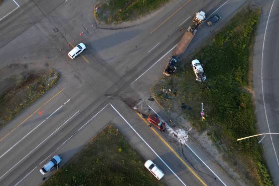 RCMP officers and tow truck operators work at the scene of a three-vehicle collision at the intersection of Highway 5 and the Trans-Canada Highway just north of Carberry on Monday evening. (Tim Smith / The Brandon Sun)