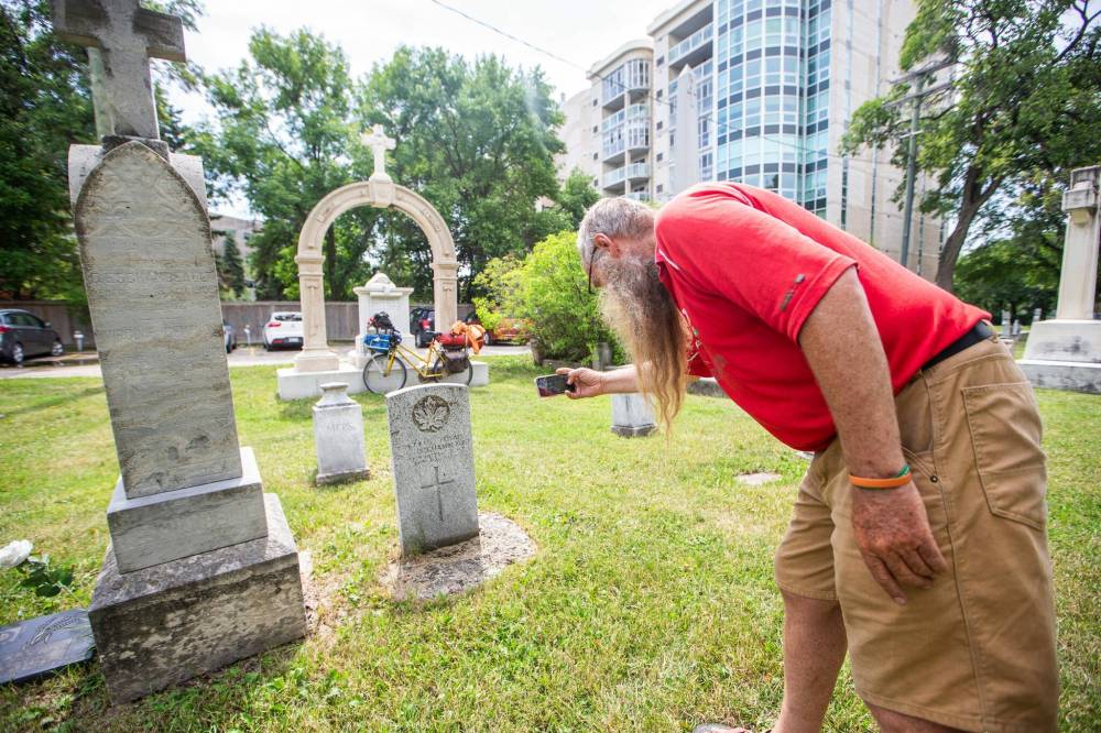 MIKAELA MACKENZIE / WINNIPEG FREE PRESS
Mic Whitty at the St. Boniface Cathedral cemetery. For his Canadian leg of the trip, he plans to visit every war cemetery within 10 kilometres of the Trans-Canada Highway.