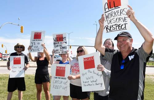 SVJETLANA MLINAREVIC 
                                Striking MGEU workers from Steinbach Liquor Mart get support from passing drivers.