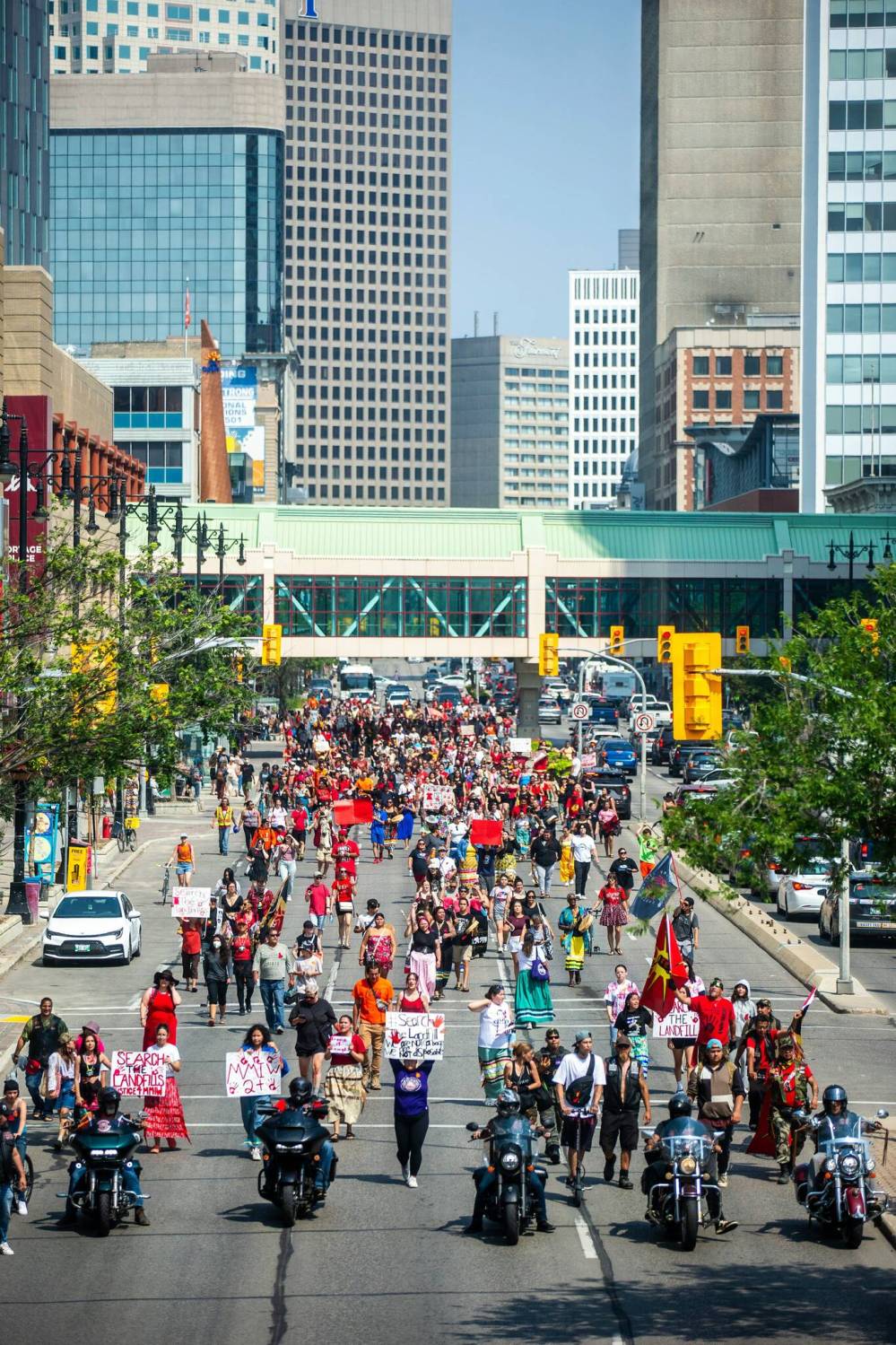 MIKAELA MACKENZIE / WINNIPEG FREE PRESS
Following Thursday’s rally, hundreds of supporters marched to the Manitoba Legislative Building, chanting “Bring them home” and “Search the landfill.”