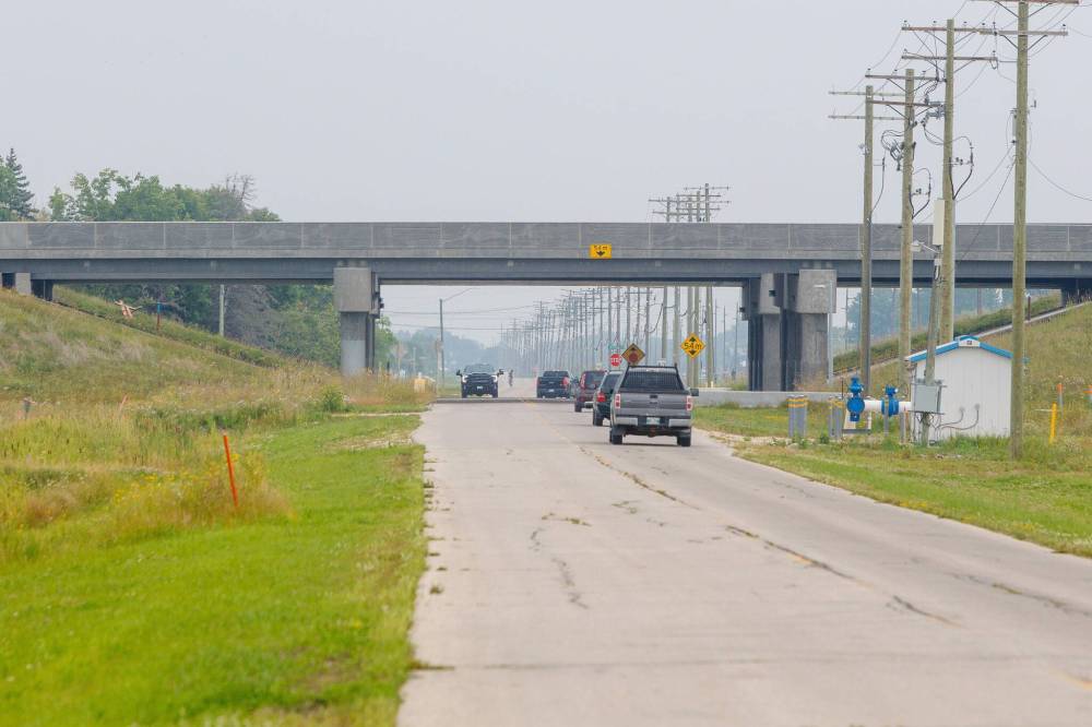 MIKE DEAL / WINNIPEG FREE PRESS
Vehicles drive along the portion of Raleigh Street that runs underneath the Perimeter Highway. It’s intended to only be an active transportation corridor, but barricades blocking traffic are often removed by drivers seeking a shortcut to Lagimodiere Boulevard.