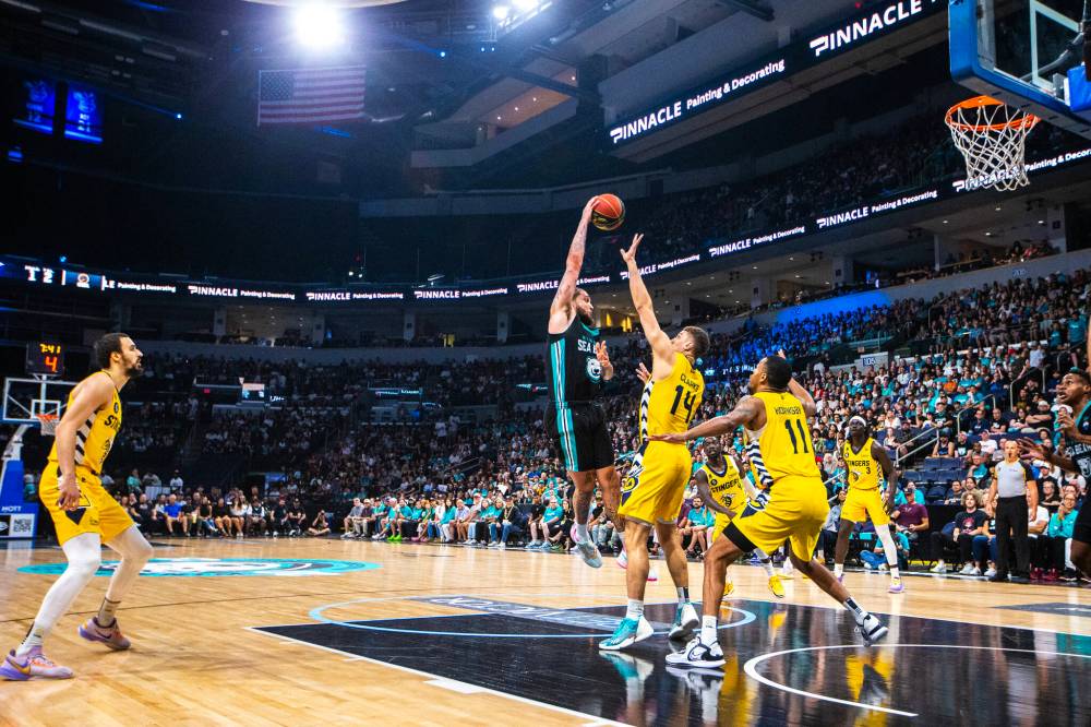 MIKAELA MACKENZIE / WINNIPEG FREE PRESS
Sea Bears guard Teddy Allen had another MVP performance with 35 points and 10 rebounds.
